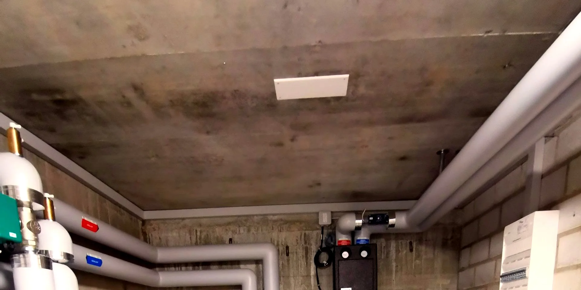 Heizungsanlage mit Speicherbehälter und Verrohrung.