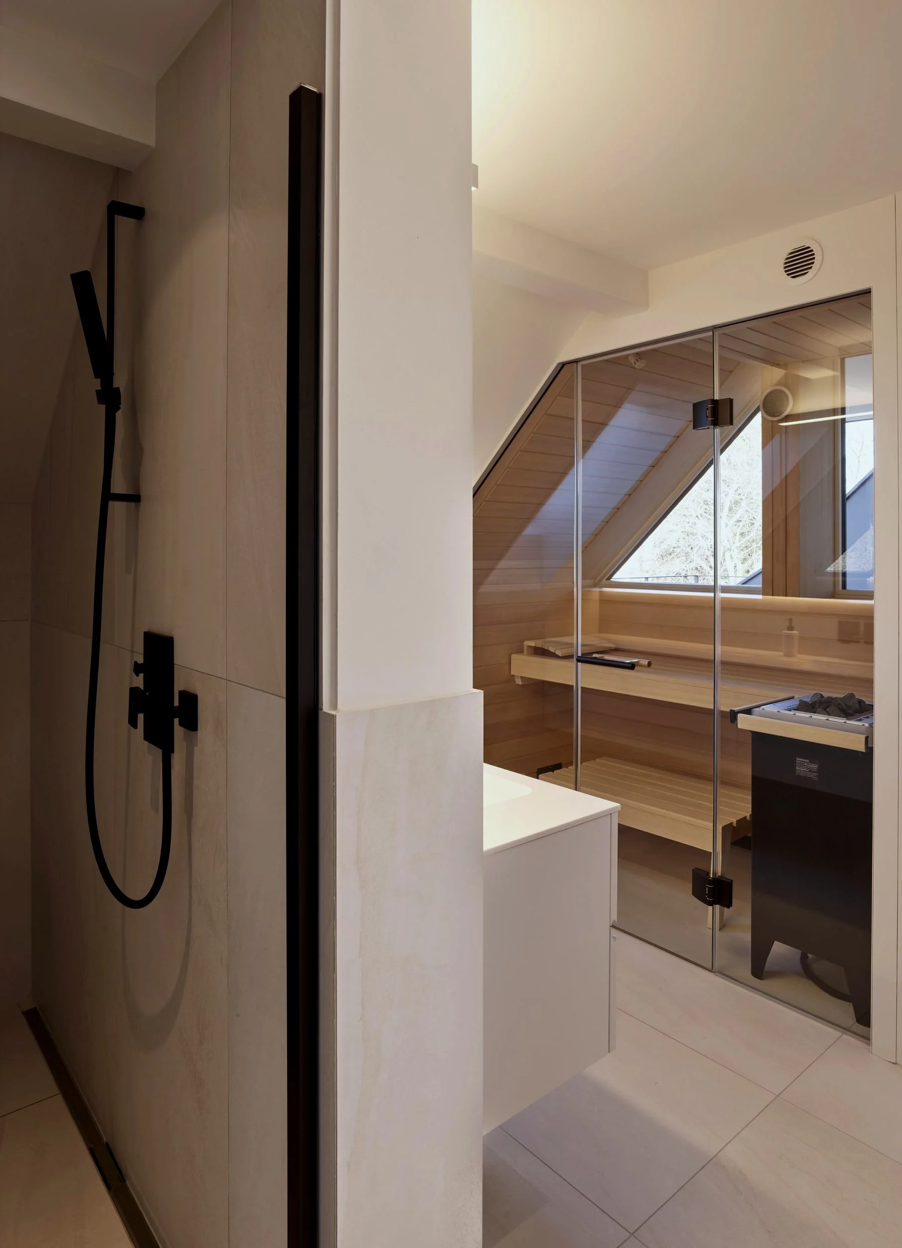 Modernes Badezimmer mit Glasdusche und Sauna.