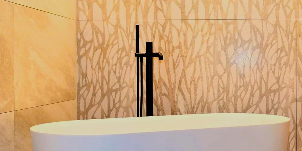 Freistehende Badewanne in modernem Badezimmer.