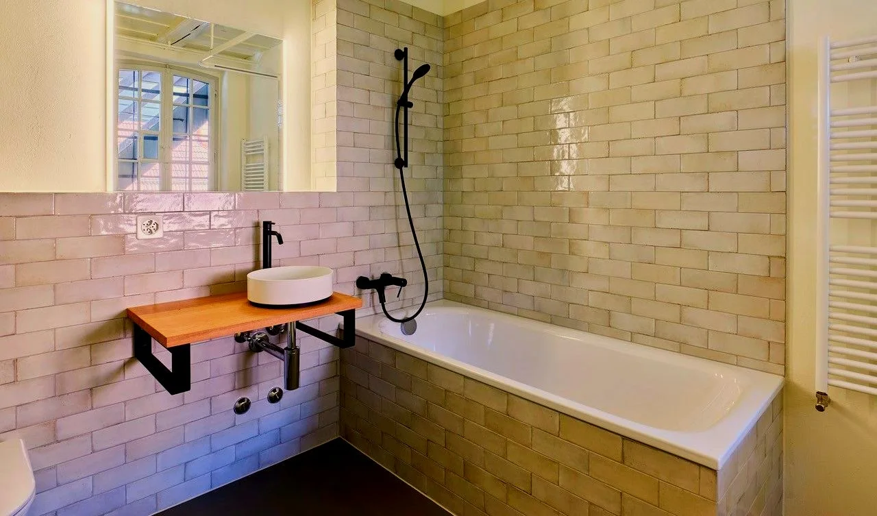 Modernes Badezimmer mit Waschtisch und Armatur.