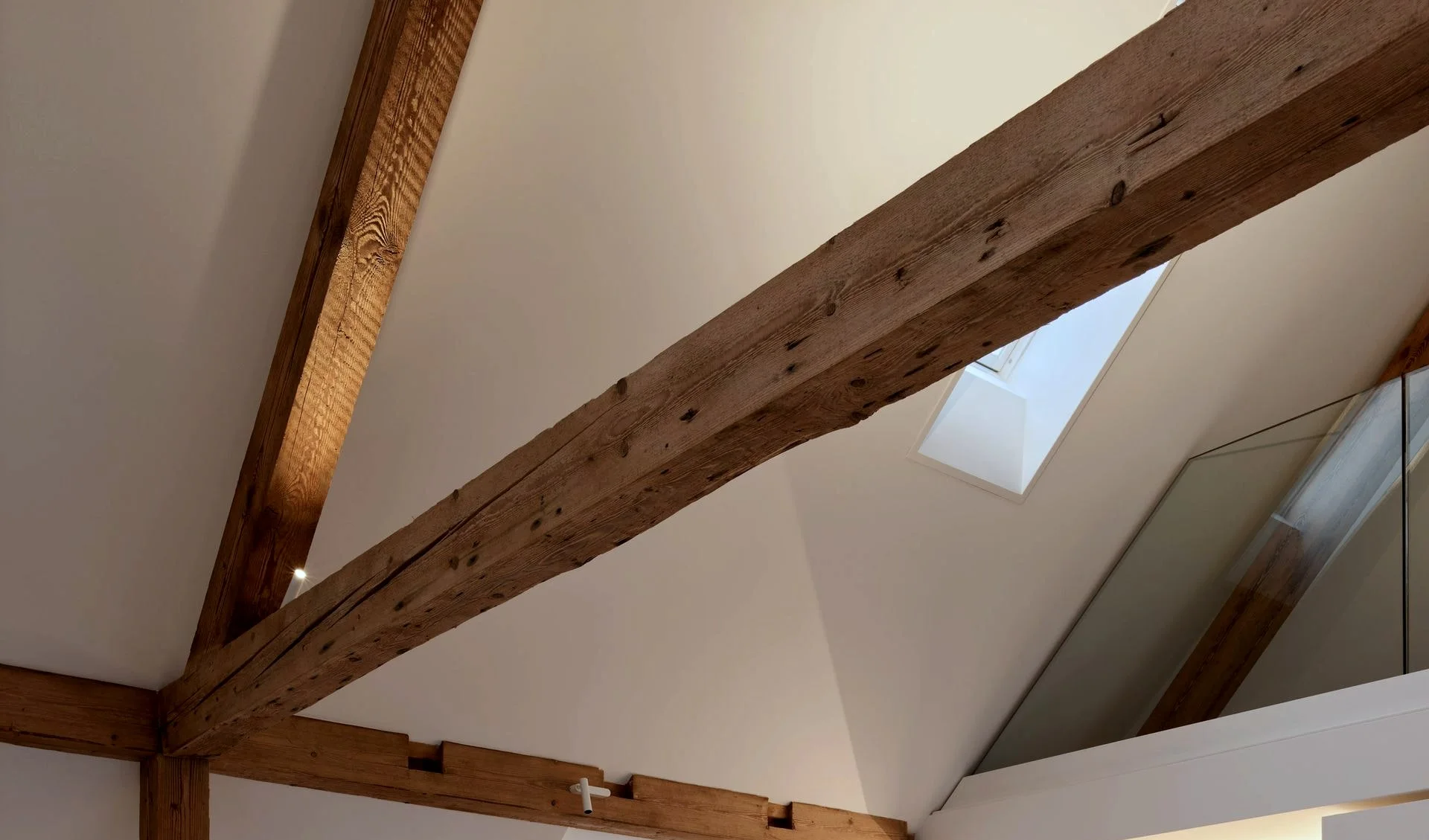 Modern ausgebauter Wohn- und Küchenbereich mit Holzbalken.