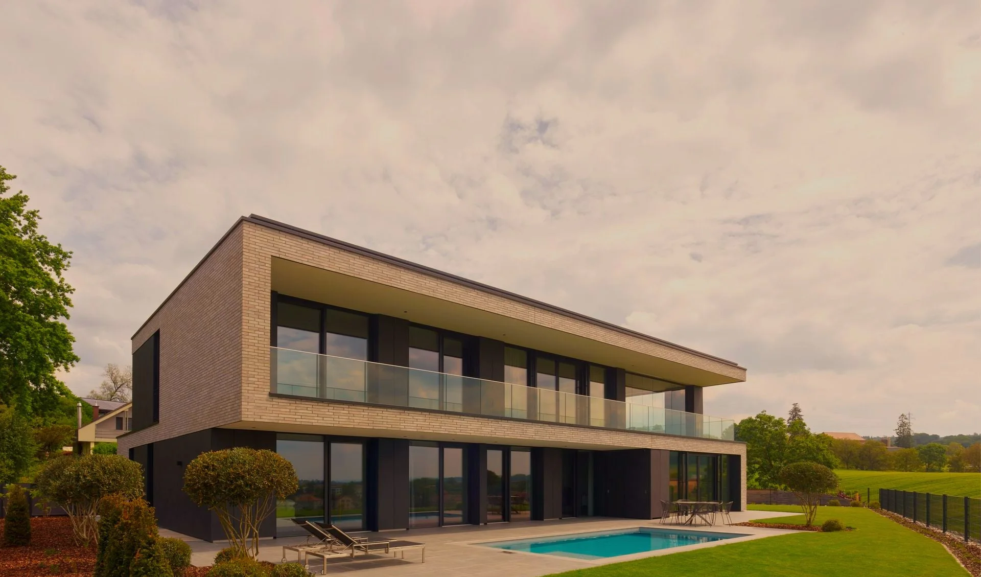 Architektur und Gebäudetechnik eines modernen Wohnhauses.