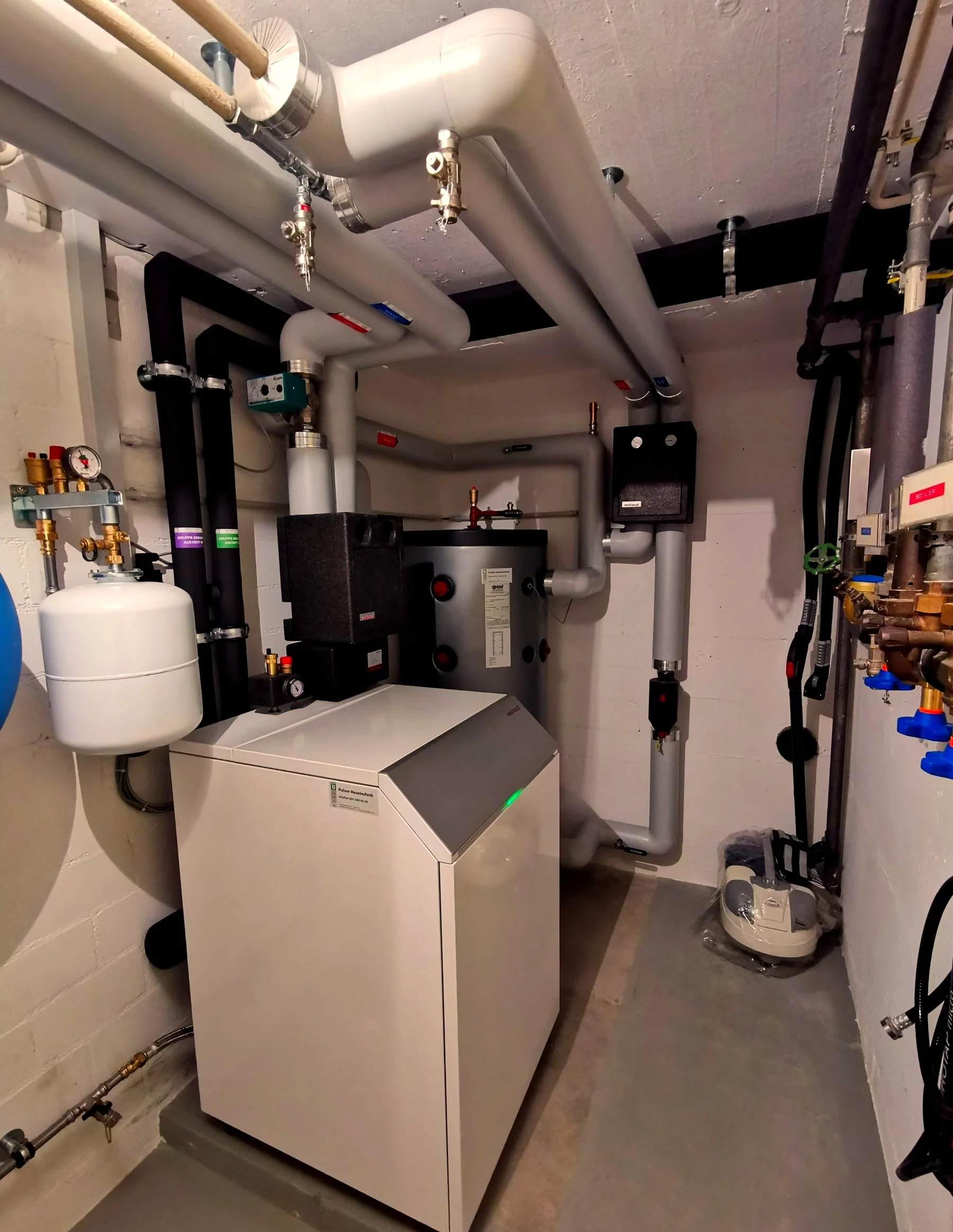 Heizungs- und Haustechnikinstallation mit Rohrleitungen im Keller.